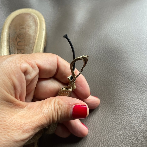 Alexander Mcqueen gold tone sandal - Picture 5 of 6